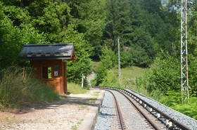 Aux environs du village de Vaudagne, la ligne suit un itinéraire en forêt.