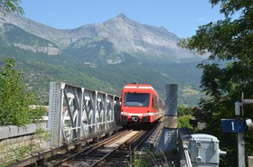 Au pied de la chaîne des Fiz, cette rame Z 850 traverse l’Arve au droit du passage à niveau n<sup>o</sup> 1.