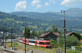 Une rame Z 850 franchit l’Arve avant d’entrer en gare du Fayet.