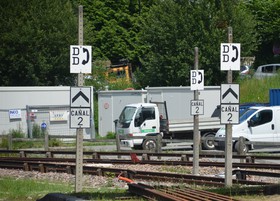 À Chamonix, direction Argentière, des panneaux commandent de passer sur le canal 2 de la radio sol-trains.
