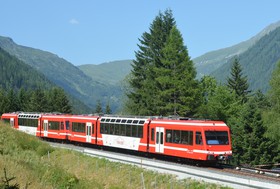 Par une belle après-midi, une rame Z 850 passe à La Joux.