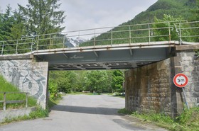 À côté du pont sur l’Arveyron au lieu-dit Orthaz, ce pont a été repeint en 1997 par la société Applicolor.