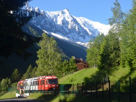 Avec le Mont-Blanc pour décor, le train n<sup>o</sup> 18903 à destination d’Argentière, assuré par une rame Z 800, se présente à la Joux le 22 juin 2016 à 8h08.