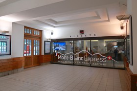 L’intérieur du bâtiment voyageurs de la gare de Chamonix, rénové au début des années 2000, est résolument moderne.