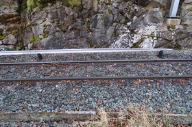 Extrémité biseautée du rail conducteur en aluminium près de Salvan.