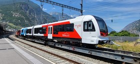 Le matériel Z 890 arrive par le réseau à voie normale, transporté sur un wagon plat.