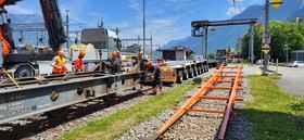 Le camion et la rampe à voie métrique utilisés pour le transbordement de la Z 892.