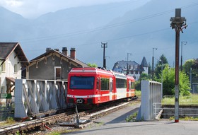 À la sortie de la gare du Fayet, la voie s’engage sur le pont métallique du Bon-Nant.
