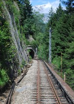 Direction Saint-Gervais, on voit se profiler le tunnel de la Cascade.