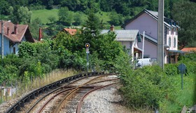 En arrivant en gare de Chedde, la voie normale se séparait de la voie métrique grâce à une aiguille particulière, visible ici au premier plan.