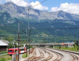 Au pied de la chaîne des Fiz, le faisceau à voie normale du Fayet apparaît largement inutilisé.