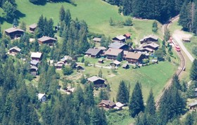 Une rame Z 850 marque l’arrêt à la Joux.